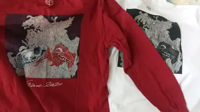 真的太满意这次二手周边T恤的交易了！
品相真的超出预期！衣服保存得非常完好，印花清晰、面料没有起球变形，完全不像二手，整体几乎全新，没有任何污渍、破损和磨损，成色比我想象中还要好。发货前已经清洗干净再发过来，收到时干净无异味，还有香香的味道，拆开就能直接穿，特别放心...真的太满意这次二手周边T恤的交易了！
品相真的超出预期！衣服保存得非常完好，印花清晰、面料没有起球变形，完全不像二手，整体几乎全新，没有任何污渍、破损和磨损，成色比我想象中还要好。发货前已经清洗干净再发过来，收到时干净无异味，还有香香的味