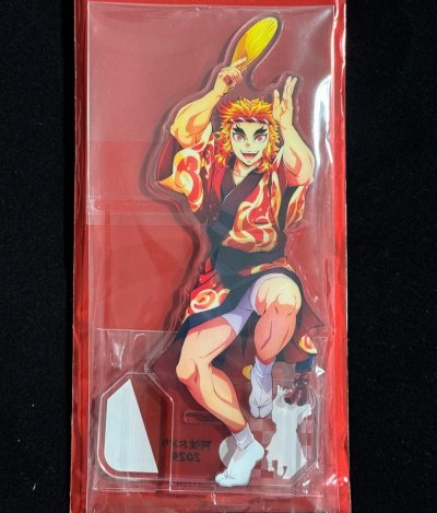 
大哥穿着火焰纹浴衣，举着团扇笑得超元气，肌肉线条和细节都好绝！红白配色超有夏日祭的热闹感，亚克力材质通透又有质感，摆在桌面瞬间点亮心情。
作为鬼灭粉，能拥有大哥这么鲜活的周边，真的幸福感爆棚?
