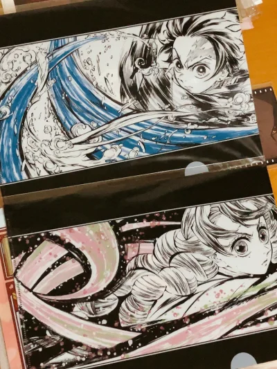 这次发货选的EMS物流，速度真的让人惊喜，从合单到收货只用了一周时间。收到包裹时特别开心——明信片边角锋利，文件夹平整光滑，大尺寸的海报保存得完美无瑕，没有一点折痕。
拆箱时看着这些心爱的周边，心里涌起小小的幸福感。不用费心就能完好地收到它们，真的是一件很美好的事。...这次发货选的EMS物流，速度真的让人惊喜，从合单到收货只用了一周时间。收到包裹时特别开心——明信片边角锋利，文件夹平整光滑，大尺寸的海报保存得完美无瑕，没有一点折痕。
拆箱时看着这些心爱的周边，心里涌起小小的幸福感。不用费心就能完好地收到