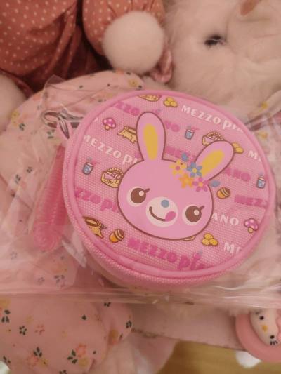 这是一款非常不错的一款卡通小包，国内也找不到，在这里遇见了，小包整体很小巧可爱，也是我一直以来最喜欢的一款产品，在这里购物很愉快，挖煤姬带给了我幸福快乐，每次海淘都很开心^_^，发货速度很快，包装很好