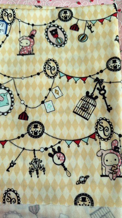 这一箱的运费特别划算，运输也很快，也收到了美美的布料，感谢挖煤姬，太好看了，喜欢，也收到了好几块古布料