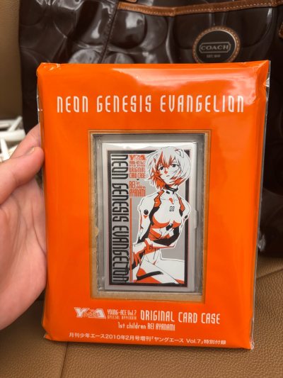 作为EVA忠实粉丝，这款绫波丽卡套真的让人一眼沦陷，堪称动漫周边里的颜值与质感双天花板，无论是日常使用还是收藏都无可挑剔。

它的外观设计完美还原了绫波丽的清冷氛围感，选用经典的蓝白配色，搭配角色标志性的清冷面容与零号机元素，画风精致还原，线条细腻流畅，没有丝毫模糊...作为EVA忠实粉丝，这款绫波丽卡套真的让人一眼沦陷，堪称动漫周边里的颜值与质感双天花板，无论是日常使用还是收藏都无可挑剔。

它的外观设计完美还原了绫波丽的清冷氛围感，选用经典的蓝白配色，搭配角色标志性的清冷面容与零号机元素，画风精致还原