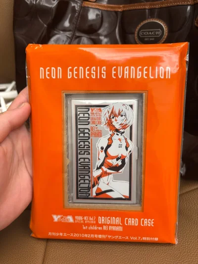 作为EVA忠实粉丝，这款绫波丽卡套真的让人一眼沦陷，堪称动漫周边里的颜值与质感双天花板，无论是日常使用还是收藏都无可挑剔。

它的外观设计完美还原了绫波丽的清冷氛围感，选用经典的蓝白配色，搭配角色标志性的清冷面容与零号机元素，画风精致还原，线条细腻流畅，没有丝毫模糊...作为EVA忠实粉丝，这款绫波丽卡套真的让人一眼沦陷，堪称动漫周边里的颜值与质感双天花板，无论是日常使用还是收藏都无可挑剔。

它的外观设计完美还原了绫波丽的清冷氛围感，选用经典的蓝白配色，搭配角色标志性的清冷面容与零号机元素，画风精致还原