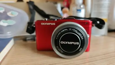 一部故障相机的“复活”手记
一、开箱的心情：从云端到谷底
打开包裹，一台红色的绚丽的，美丽的相机出现在我的面前，美中不足，他不能开机。在网上查阅了大量的知识，发现是快门坏了，然后排线也坏了。
二、与时间的博弈：诊断与修复
交给不同的师傅，得出的结论，快门坏了，排线坏...一部故障相机的“复活”手记
一、开箱的心情：从云端到谷底
打开包裹，一台红色的绚丽的，美丽的相机出现在我的面前，美中不足，他不能开机。在网上查阅了大量的知识，发现是快门坏了，然后排线也坏了。
二、与时间的博弈：诊断与修复
交给不同的师傅，