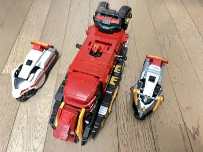 终于是买到了一个好价的炎神战队真的是特别的特别的帅，万代以前的产品就是特别的好，这么久了一点使用痕迹都没有，而且把玩起来还是特别的紧太炫酷了 我的妈呀



