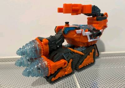 终于是买到了价格相对比较好的这一款钻头玩具了，在国内很少见这种成色这么厚还这么便宜的玩具终于是让我买到了超级战队yyds