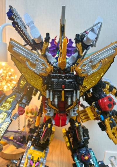 终于是买到了国王战队超王者的玩具这款合体真的太帅了，特别的有仪式感，我感觉特别的有意思，而且在这买的东西发货也是特别快


