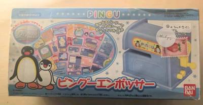 在挖煤姬上买了下面这三个和手账相关的文具产品，有相对中古的pingu浮雕工艺刻纸机，还有迪士尼相关的工艺浮雕刻字机和史迪奇的印花集价格相对于国内的闲鱼二手市场要便宜，这些东西十分适合去海淘选购。