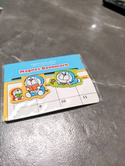 哆啦A梦的书签夹真是让人一见钟情 这个投影灯也很棒 里面有各个人物的投影 我选择了一张大合影的图像 真漂亮 上学熊的水杯袋给人一种春天的气息 小熊在草地上追着小蝴蝶嬉戏 回形针的图案是熊头和冰淇淋 萌之✧٩(ˊωˋ*)و✧ 



