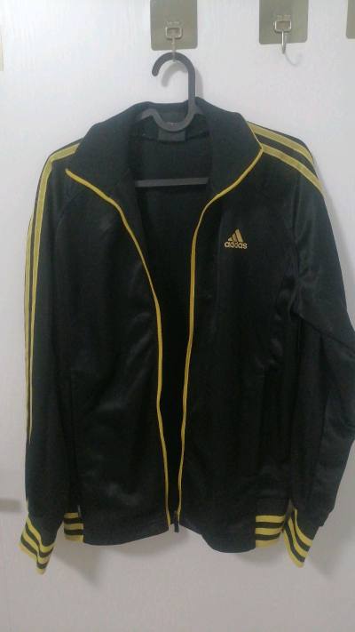adidas阿迪达斯黑色运动外套，M码，经典三道杠设计，金色logo，拉链立领，两侧拉链口袋，面料轻薄，春秋季节穿很合适。成色也不错，整体保存很好