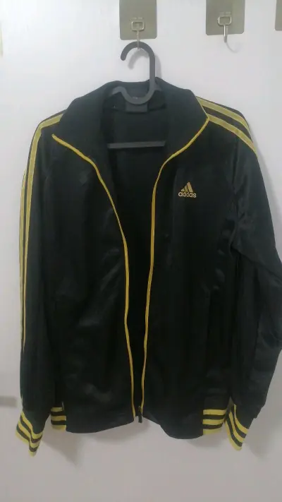 adidas阿迪达斯黑色运动外套，M码，经典三道杠设计，金色logo，拉链立领，两侧拉链口袋，面料轻薄，春秋季节穿很合适。成色也不错，整体保存很好