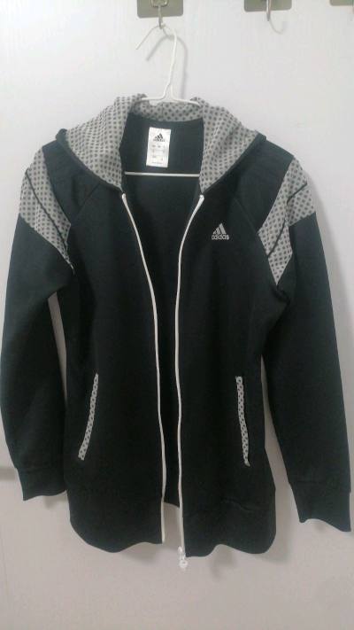 M/成色很好的小迪外套中古黑色雪花波点外套 adidas阿迪达斯vintage中古y2k千禧风可爱童趣黑色雪花波点外套 非常的漂亮百搭穿起来很可爱
 