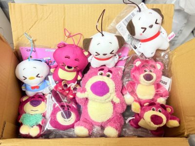 又是一期一会草莓熊开箱分享！当然啦！还有几只其他的ip，鸭鸭呀和斑点狗狗！超可爱，最少不了的更是草莓熊熊！很多新款！依旧是稳妥的竹蜻蜓！期待下次开箱！



