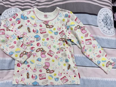 买的是mezzo piano的满印内搭上衣和一些可爱小配饰～毛巾面料软软糯糯 经典款的mimi挂件也很萌  合单审核发货速度快 十天就到湖北了 一直都用挖煤姬！真的很满意  而且这次还有新活动 以前分享过的也能分享赚积分了！很喜欢！