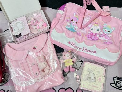 买的是mezzo piano的手提包～ 经典款的mimi和popo形象真的好萌૮ o̴̶̷᷄ ·̫ o̴̶̷̥᷅ ა 合单审核发货速度快 十天就到湖北了 一直都用挖煤姬！真的很满意 而且这次还有新活动 以前分享过的也能分享赚积分了！很喜欢！


