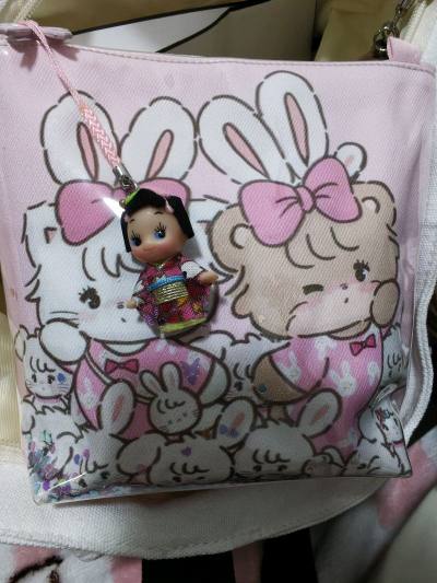 第一次买小丘比挂件 超级迷你 意外的很可爱 和服虽然小但是细节满满 蛮喜欢的！希望再买到喜欢的小丘比～～