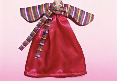 已经是买的第五十一单了！很意外买到了手作朝鲜服 色彩搭配很好看 很有民族特色～芳珂联名丽佳也超可爱的 外套和拖鞋尤为可爱！