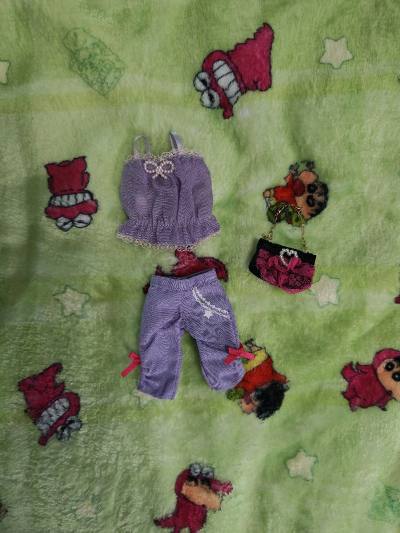 买到了很少见的丽佳娃娃衣服 紫色的吊带裤装套装 还有黑粉配色手拎包 千禧风满满 十分Y2K的复古味道！