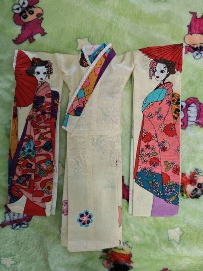 不愧是日本作者啊 和服配色十分大胆 袖子的花魁简直是点睛之笔 领子配色也很合适 另外还有额外搭配的小物贝雷帽、袜子等 很喜欢！


