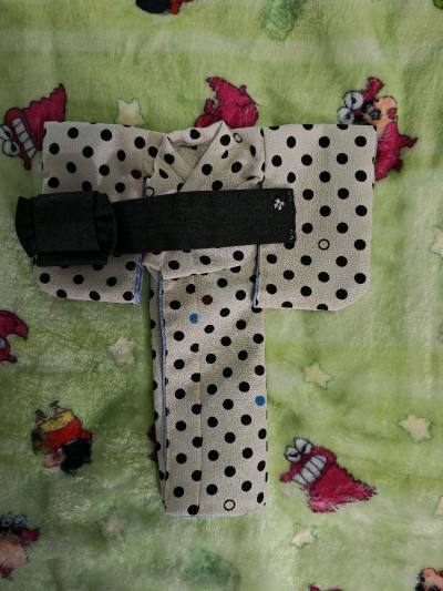 杏子和服以做工精致出名 有幸买到了非常喜欢的一套波点和服～裁剪得当 色彩搭配和谐 配有木屐 虽然只是娃娃的衣服 但是补正 带扬 带缔 没一处细节都很精致！