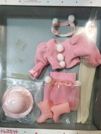 淘到了非常可爱的丽佳娃娃套装 粉色的毛绒套装 配有同色系粉色帽子和靴子 还有一个白色绒球发带 简直不要太萌！