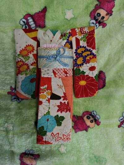 卖家说是奶奶做的和服 收到以后很喜欢 实物要比图片好看～不愧是老奶奶的手作 虽然是娃衣 但是配色很有成衣和服的感觉 据说腰带是西阵织？总之非常漂亮的一件小和服！