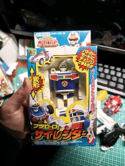最近收到了品相不错的一只东西，y社的激走战队车连者的警报者食玩，万代没有出过，这是警报者的唯一一款中等体型的食玩