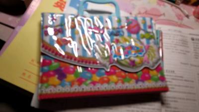 星光乐园米蕾流行糖果一眼就被这个卡包吸引了！绚丽的色彩搭配俏皮的造型，亮面材质质感超棒，装卡片再合适不过，颜值直接封神！