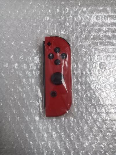 这次终于买到了想要很久的switch深红右手柄，全新品，手柄上没有痕迹，非常开心，收藏起来了。另外的两对带盒子的手柄到手，也确实是全新品，没有任何问题。跟手柄同色的手绳也很好。这次购物非常好。