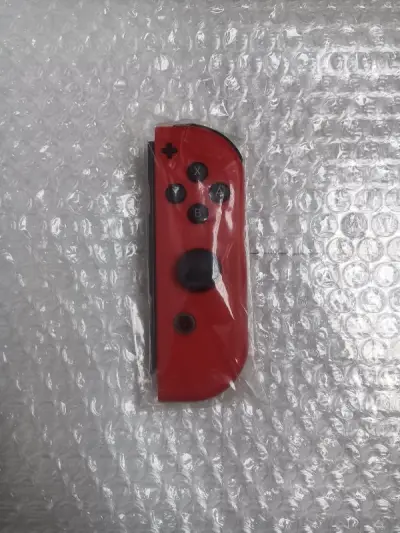 这次终于买到了想要很久的switch深红右手柄，全新品，手柄上没有痕迹，非常开心，收藏起来了。另外的两对带盒子的手柄到手，也确实是全新品，没有任何问题。跟手柄同色的手绳也很好。这次购物非常好。