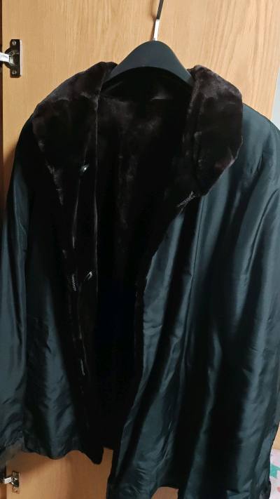 用了挖煤姬两年多时间，入了二十多件皮草了，衣柜里一半的皮草都是海淘回来的，真正实现平价皮草自由。这次又入了两件心头好，今年流行回来的皮草派克，双面穿一件两用，这次两件都是短款双面外套，一件貂绒，一件松鼠，轻薄舒适，很适合初冬