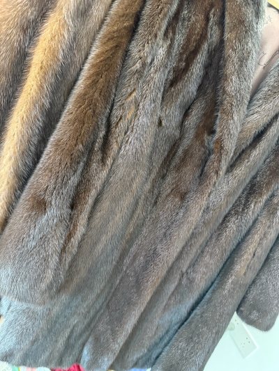 作为挖煤姬新手，第一次海淘就成功入手SAGA Mink，体验太惊喜！平台操作简单易懂，对小白超友好，物流透明、打包扎实。这件貂皮质感绝了，毛质顺滑密实、光泽高级，成色与描述完全一致，性价比拉满，全程安心又省心，强烈推荐！