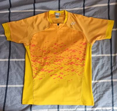 收到衣服第一眼就很新，没有明显的损伤，污渍则一点也没有，仅有一些小的勾丝和起球，整体上瑕不掩瑜，感觉与价格相配，是很划算的，不错不错