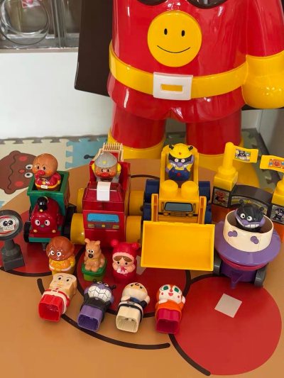 大积木特别好玩，孩子超级喜欢，大小正好适合孩子抓握，大人和孩子一块玩，培养孩子的动手能力，摆出来也特别好看！