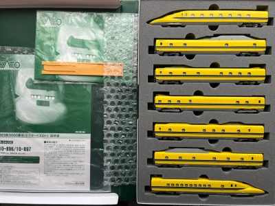 这次买了个套装7节，成色很好，价格小贵但是比国内优惠很多。配件齐全且物流迅速，包装也很到位，让我仔细地欣赏下这组火车模型！