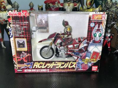 只是在旁边看着的橘前辈现在来我身边了。万代在2004年出品的假面骑士剑系列遥控越野摩托车假面骑士格连，全新未拆封的绝版好物到现在都是能正常玩，还有眼镜厂的发光雕像做的也很好。