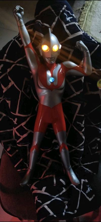 我们的战神，万代京本收藏系列大胶，奥特曼系列的初代奥特曼C脸大胶豪华版，京本出的唯一一款发光发声的大胶，50cm的个头是京本大胶系列里面最大的一只，成色保存的很好，声光也能玩。