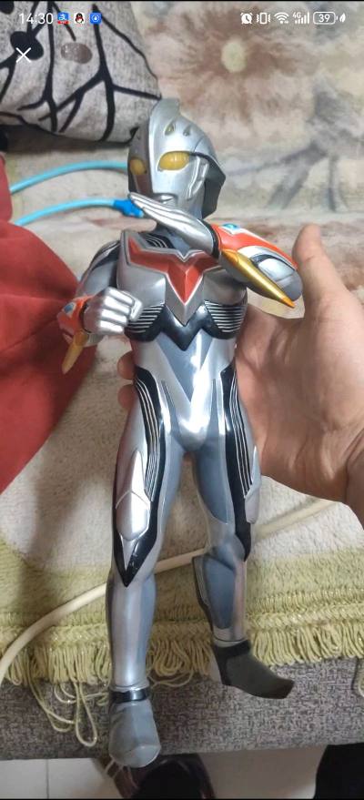 传承纽带奈克瑟斯，最喜欢的只能是灰色奈克瑟斯幼年形态，眼镜厂做的奈克瑟斯奥特曼大胶在高度，还原度，细节方面都做的很好，可以站柜可以把玩，和梅菲斯特搭配摆。