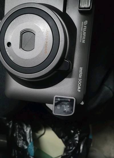 功能完全ok，跟卖家描述的一样，其他地方都是好的，就是没有肩带和闪光灯那里磕了一下，没有灯罩了，里面有点脏了，后面打算自己去淘一个灯罩