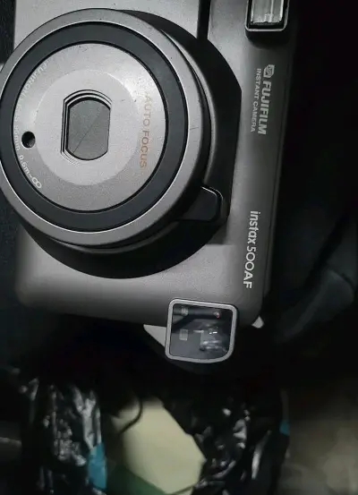 功能完全ok，跟卖家描述的一样，其他地方都是好的，就是没有肩带和闪光灯那里磕了一下，没有灯罩了，里面有点脏了，后面打算自己去淘一个灯罩