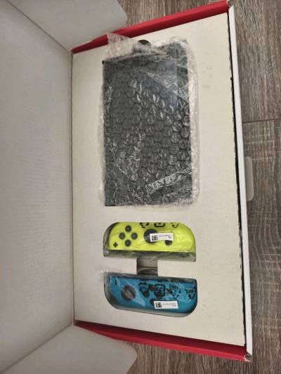 弟弟在平台上购买了一台switch游戏机，把我羡慕了好多天，最终下了一台，外观漂亮，质量也好，发货速度也很快。