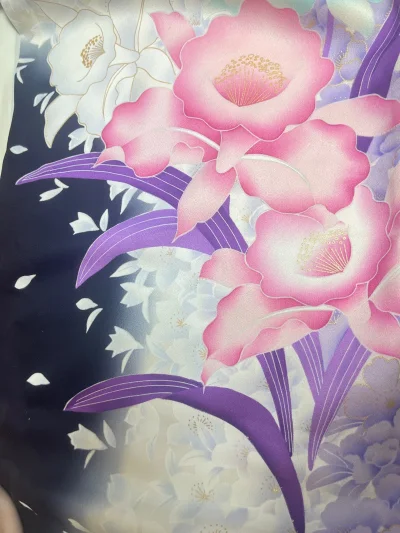 非常好看的二手和服，手感很好价格实惠图案好看！！收到手如卖家描述，没什么瑕疵。货品包装完好，发货算的上快了毕竟赶上过年了，满意满意