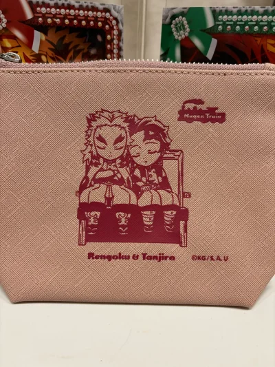 感谢通过挖煤姬这个平台，买到了我非常感兴趣并且喜欢的东西！质感很好的收纳袋，十分美貌的色纸，还有一些自推的可爱小卡和亚克力，运输速度也十分OK，期待下一次的购物?️