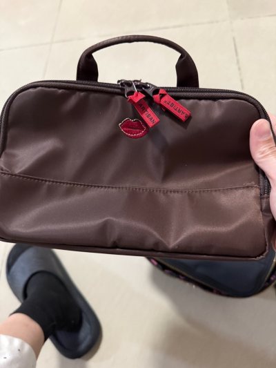 每次买都很期待收到货，每件东西都物有所值，性价比高，化妆包几乎每个都超级新，非常满意，累计是现在在挖煤姬买过有20几单了。


