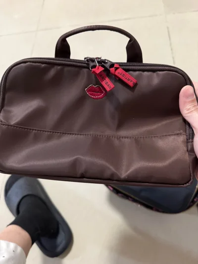 每次买都很期待收到货，每件东西都物有所值，性价比高，化妆包几乎每个都超级新，非常满意，累计是现在在挖煤姬买过有20几单了。


