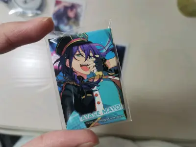 购买了礼濑真宵的罗森方吧唧，拿到手真是小小的，看起来非常可爱。挖煤姬的物流也非常迅速，海运差不多一个月就拿到手了。