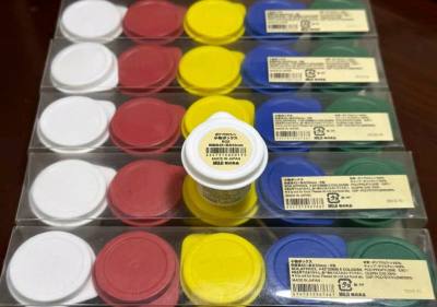 平台偶遇停产多年的無印良品小物五色收纳盒，价格也很便宜，果断入手，超级喜欢。全新的，还有化妆小包，做工超级棒，国内2016年店里见过，非常优秀的设计。