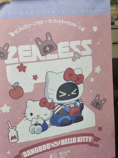 这次买的是绝区零的三丽鸥联名挂画，这个真的超级大一个！大就是好，好就是大！挂着好赏心悦目～打包非常好，没有一点受损，收到了很长的一个包裹，没有多余的包装，夸夸！
走的竹蜻蜓plus，包税的，这么大四个快递费只要80多，发货也非常之快！十几天就收到了，感动之～
很愉快...这次买的是绝区零的三丽鸥联名挂画，这个真的超级大一个！大就是好，好就是大！挂着好赏心悦目～打包非常好，没有一点受损，收到了很长的一个包裹，没有多余的包装，夸夸！
走的竹蜻蜓plus，包税的，这么大四个快递费只要80多，发货也非常之快！十几