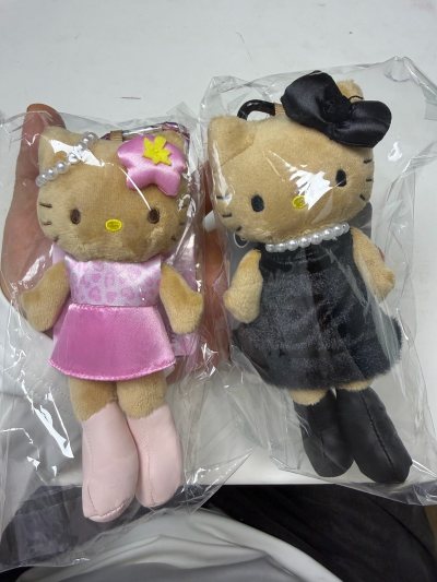 不错就是说这两款Hello Kitty，粉色更适合春夏外出，黑色珍珠则适合一些稍微正式的场合或者秋冬。刚好前段时间给女朋友买了一个新的LV包，搭配这俩包挂，可以加分很多。