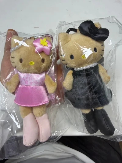 不错就是说这两款Hello Kitty，粉色更适合春夏外出，黑色珍珠则适合一些稍微正式的场合或者秋冬。刚好前段时间给女朋友买了一个新的LV包，搭配这俩包挂，可以加分很多。